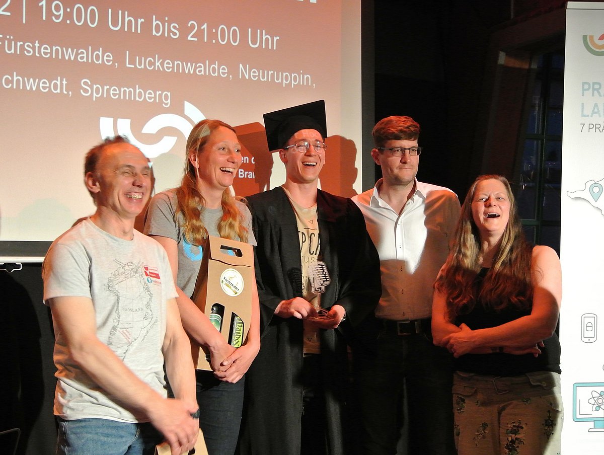 Die Salmerinnen und Slamer des Abends in Fürstenwalde bei der Siegerehrung