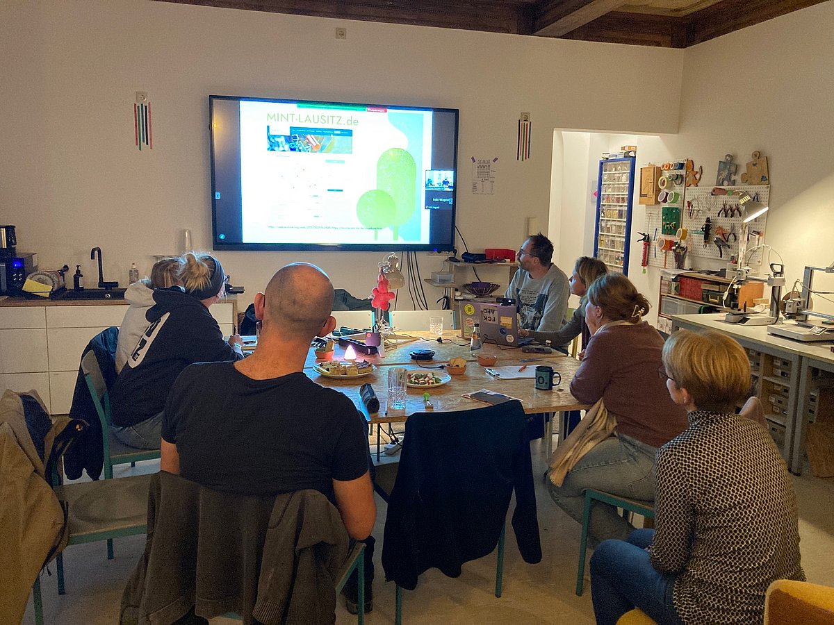 Teilnehmende in präsenz und digital beim 3. Maker-MINT-Netzwerktreffen im Makerspace vom Projekt MINTup in Herzberg