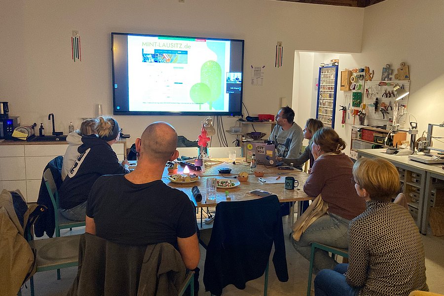 Teilnehmende in präsenz und digital beim 3. Maker-MINT-Netzwerktreffen im Makerspace vom Projekt MINTup in Herzberg