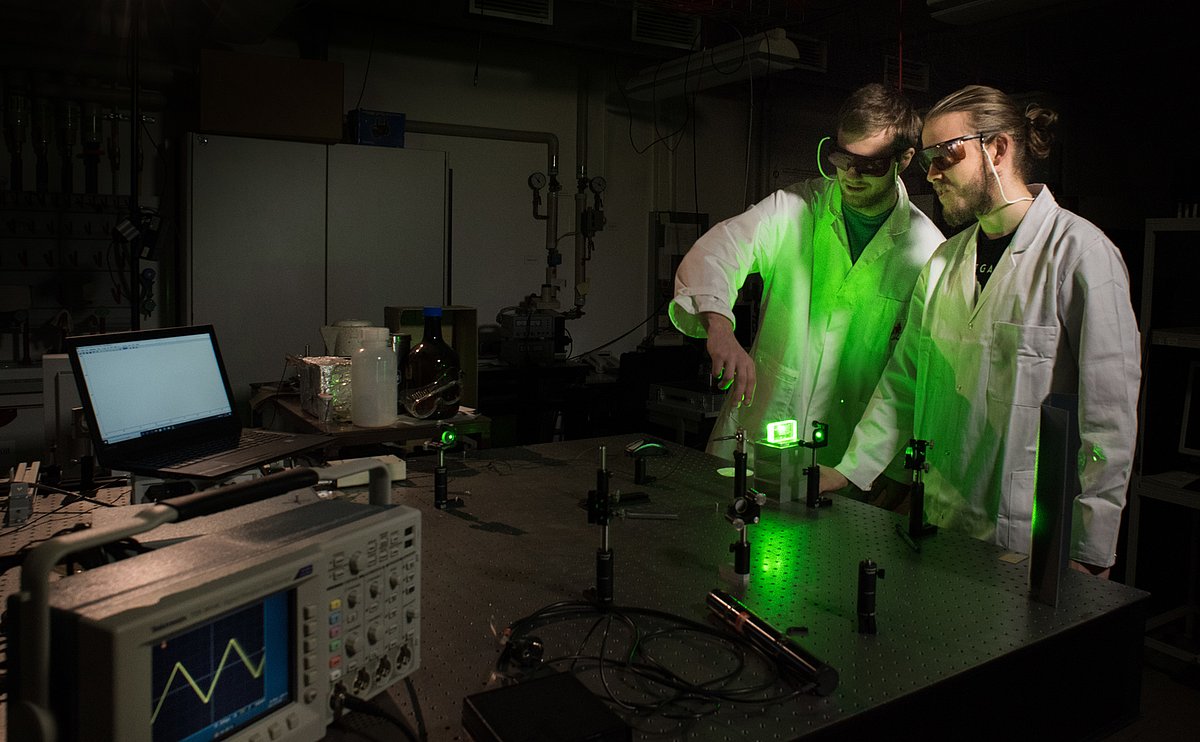 Zwei Männer im Laser-Labor.