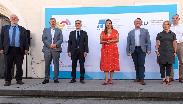 Die Delegation zur Eröffnung der Präsenzstelle Westlausitz Finsterwalde auf der Bühne. Unter ihnen Dr. Manja Schüle die Wissenschaftsministerin des Landes Brandenburg,  Prof. Dr. rer. pol. habil. Christiane Hipp, der amtierende Präsidentin der BTU und Jörg Gampe, Bürgermeister der Stadt Finsterwalde 