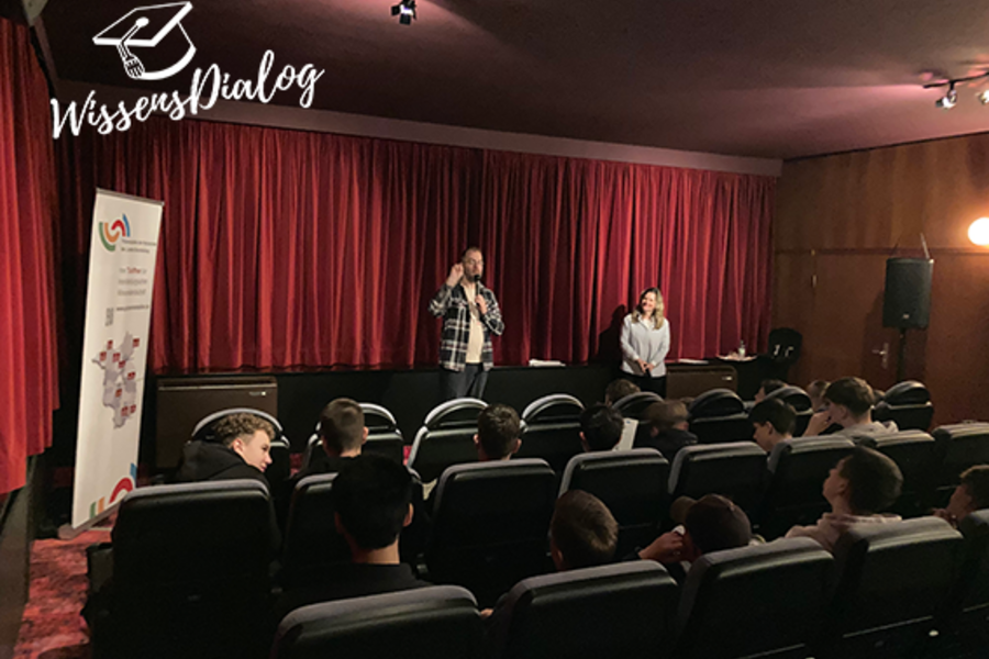 SchülerInnen der 10. Klasse des Sängerstadt-Gymnasiums im Weltspiegel Kino bei der Veranstaltung WissensDialog - Kino trifft Schule