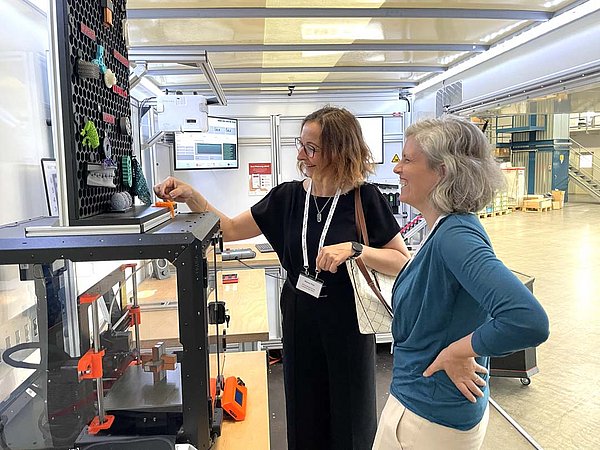 Ausprobieren der Technik in der Mobilden Digitalen Fabrik der TH Wilda, Bianca Tilch (Wirtschaftsförderin Elbe-Elster) und Dominique Franke-Sakuth (TH Wildau), Foto: Donald Saischowa