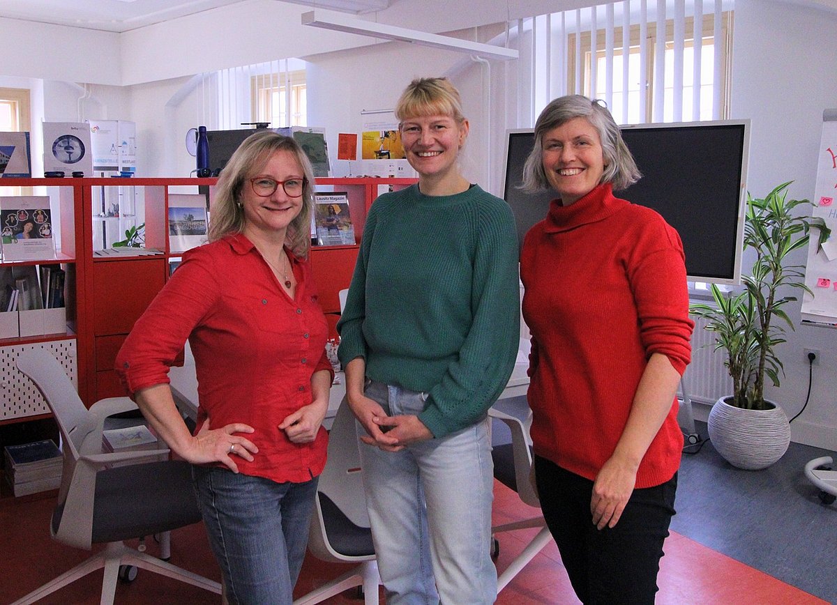Zu sehen ist das erweiterte Team der Präsenzstelle Westlausitz | Finsterwalde, von links nach rechts: Nicole Wolski, Rebecca Hohnhaus & Dominique Franke-Sakuth