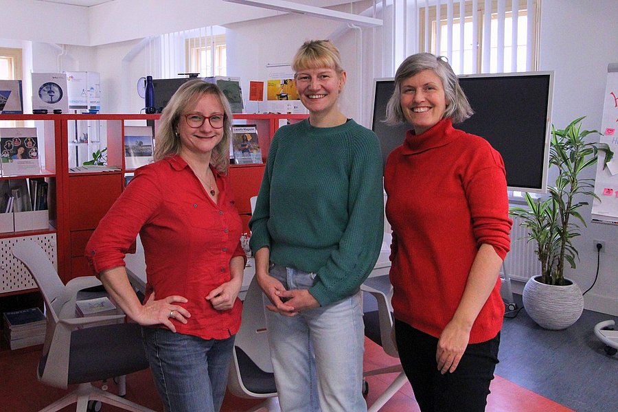 Zu sehen ist das erweiterte Team der Präsenzstelle Westlausitz | Finsterwalde, von links nach rechts: Nicole Wolski, Rebecca Hohnhaus & Dominique Franke-Sakuth