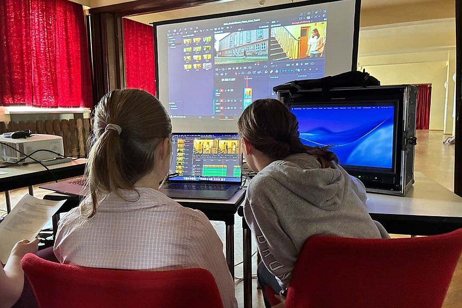 Workshopteilnehmende beim Filmschnitt