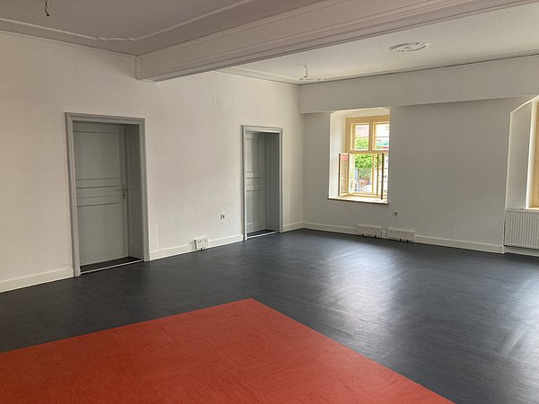 Innenansicht der Präsenzstelle während des Umbaus mit kahlen Wänden und neu verlegtem Fußboden