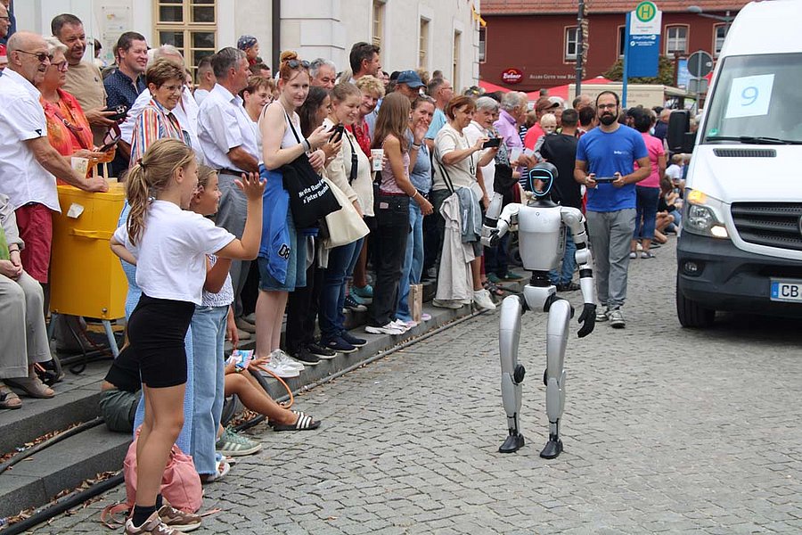 Edi grüßt beim Festumzug vom Sängerfest Finsterwalde winkend die Zuschauer und es wird begeistert zurückgegrüßt, Foto: Dominique Franke-Sakuth