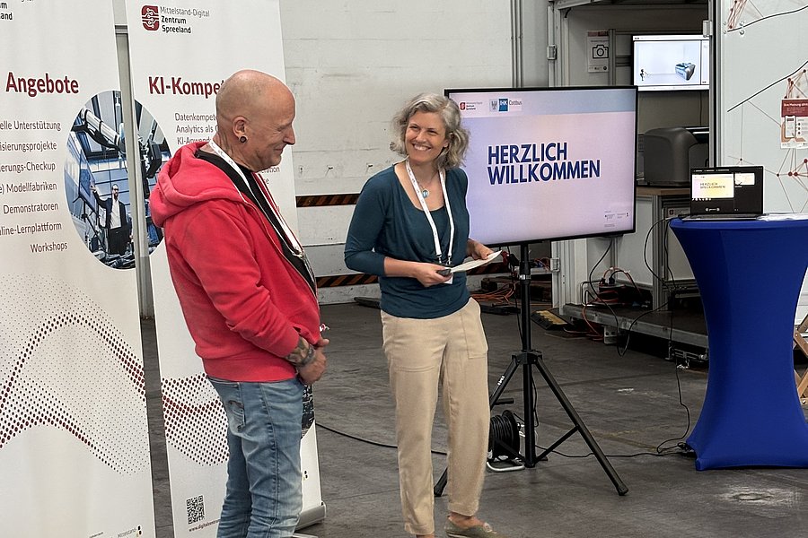 Eröffnung der IHK Regionalcentertour des MDZ Spreeland durch Gerd Rothaug (Vizepräsident der IHK Cottbus) zusammen mit Moderatorin Dominique Franke-Sakuth, Foto: Sandra Bierhals