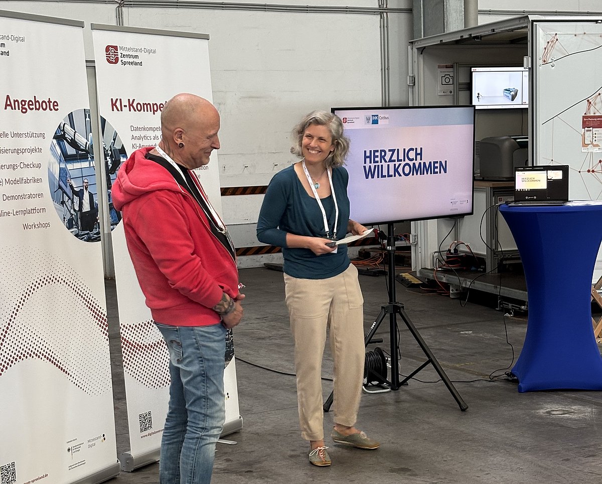 Eröffnung der IHK Regionalcentertour des MDZ Spreeland durch Gerd Rothaug (Vizepräsident der IHK Cottbus) zusammen mit Moderatorin Dominique Franke-Sakuth, Foto: Sandra Bierhals
