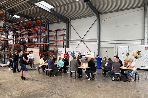 Eröffnung der IHK Regionalcenter Tour des MDZ bei E.u.Ro Chrom GmbH in Herzberg mit Moderation von Dominique Franke-Sakuth (Präsenzstelle Westlausitz | Finsterwalde), Foto: Sabrina Quaal
