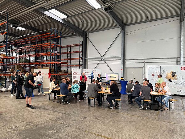 Eröffnung der IHK Regionalcenter Tour des MDZ bei E.u.Ro Chrom GmbH in Herzberg mit Moderation von Dominique Franke-Sakuth (Präsenzstelle Westlausitz | Finsterwalde), Foto: Sabrina Quaal