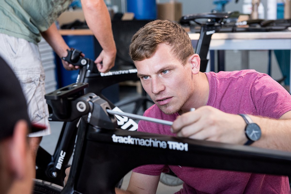 junger Mann, der an einem Fahrrad arbeitet