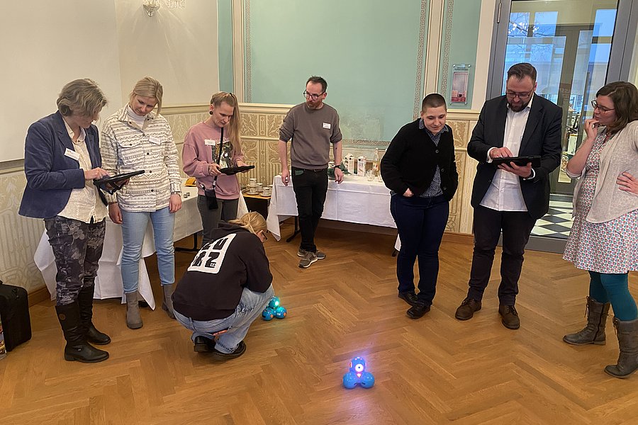 Maker-MINT-Netzwerktreffen, Teilnehmende probieren Lernroboter aus