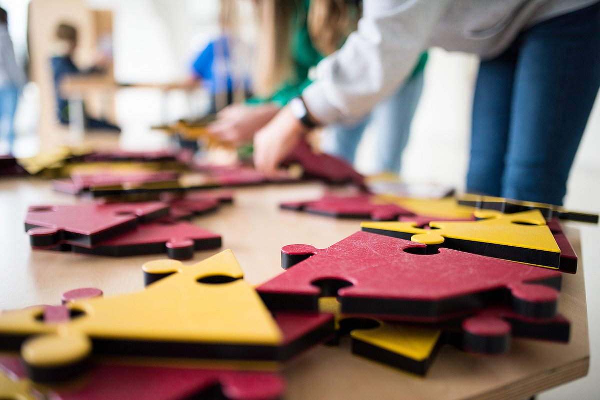 Puzzelteile auf einem Tisch