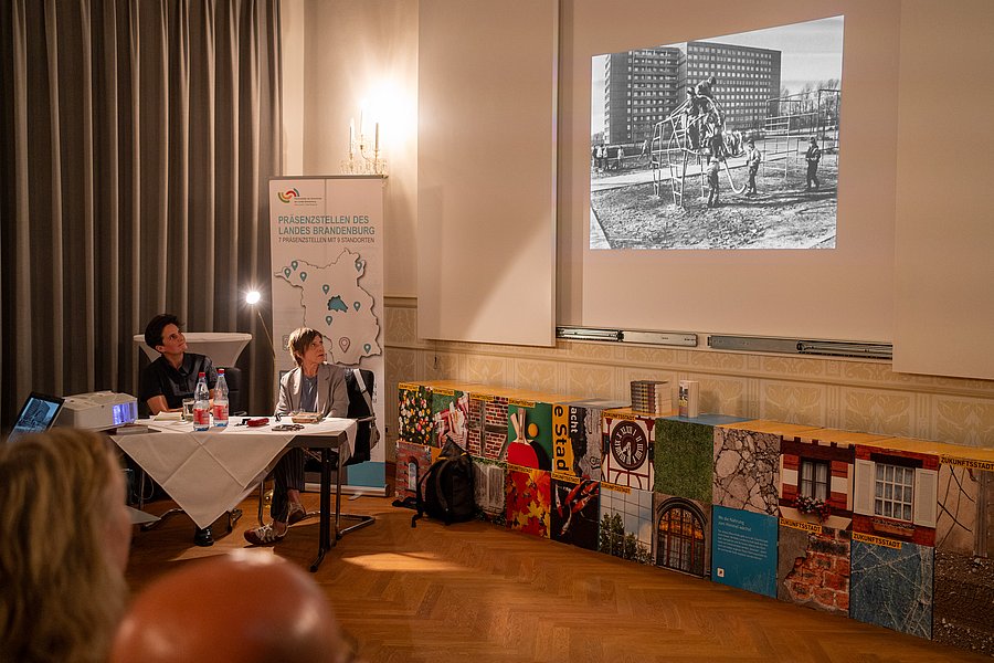Frau Lemke und Frau Gribat im Saal der Stadtbibliothek