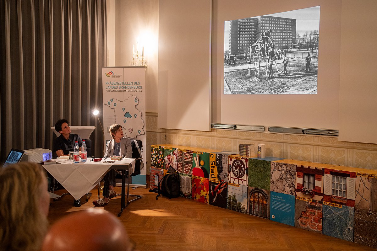 Frau Lemke und Frau Gribat im Saal der Stadtbibliothek