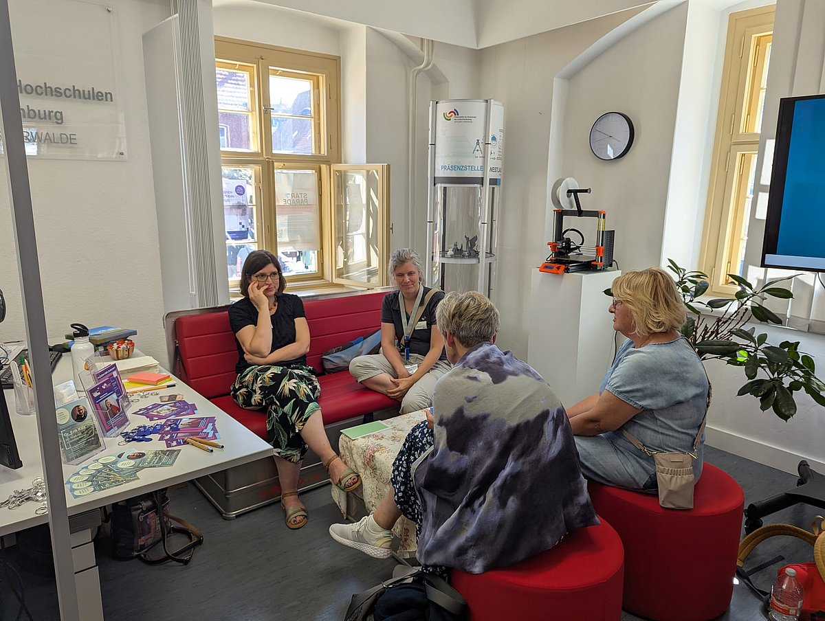 Anja Herzog (BTU Cottbus-Senftenberg) zusammen mit Dominique Franke-Sakuth (TH Wildau) auf der Erzähl-Lounge im Gespräch mit Finsterwalderinnen, Foto: Rebecca Hohnhaus