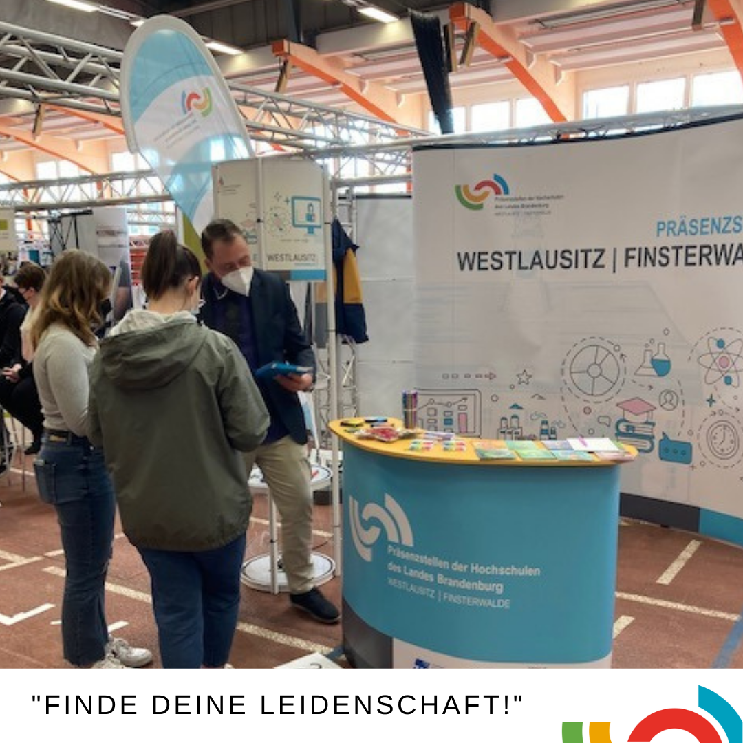 Messestand der Präsenzstelle auf einer Messe mit Beratungssituation zwischen Ansprechperson und zwei Gästen