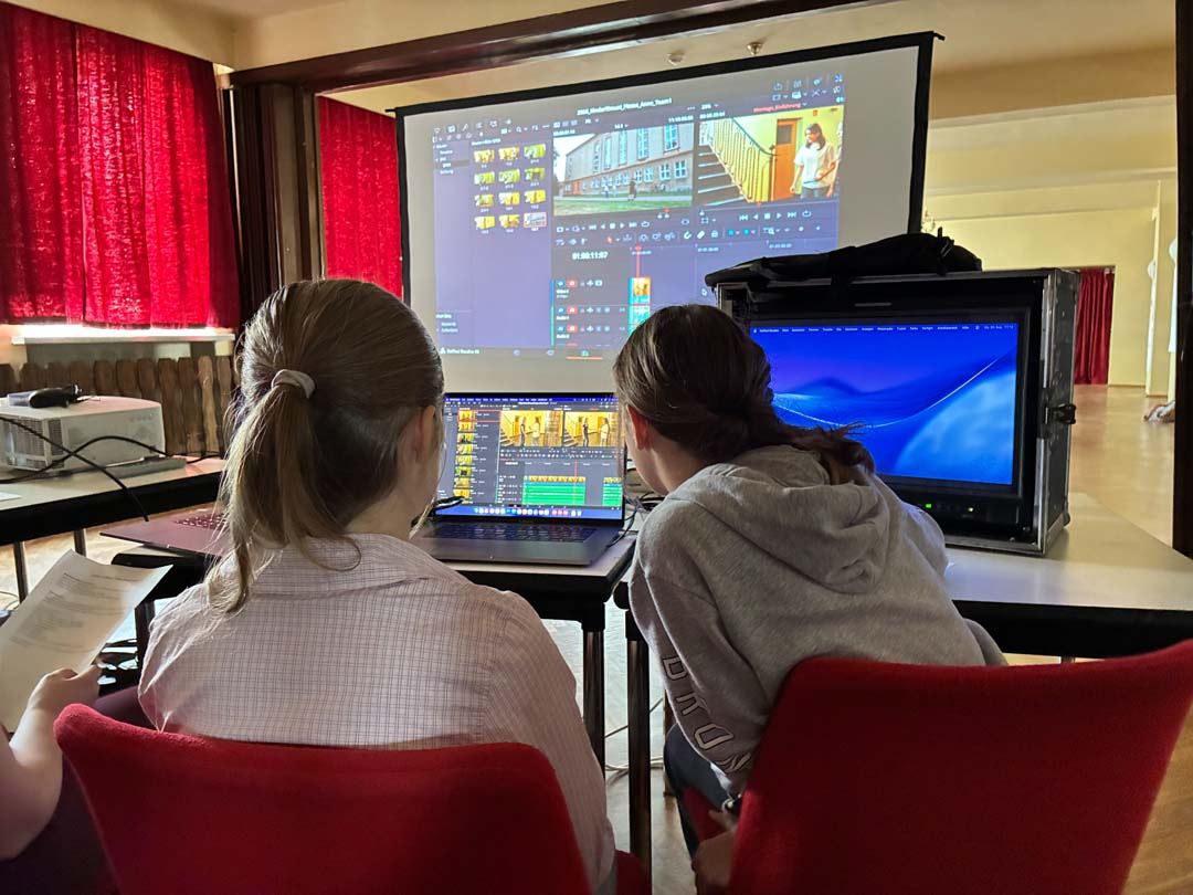 Workshopteilnehmende beim Filmschnitt