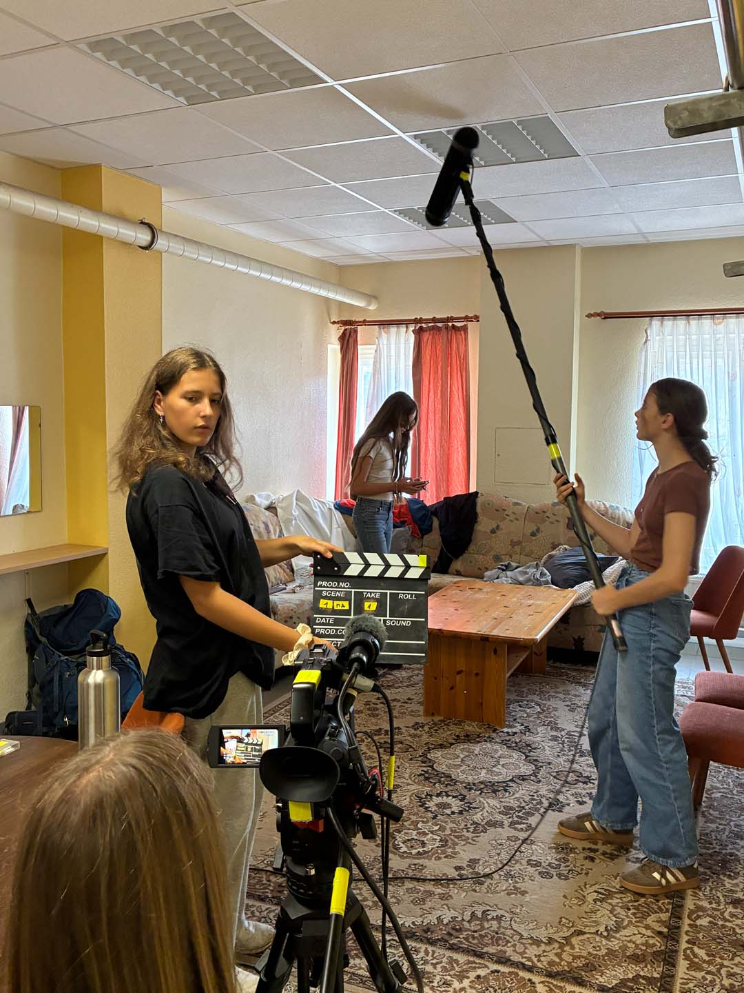 Teilnehmende des Workshops beim Filmdreh zu "Die Rache der Zweiten" im Kulturhaus Plessa