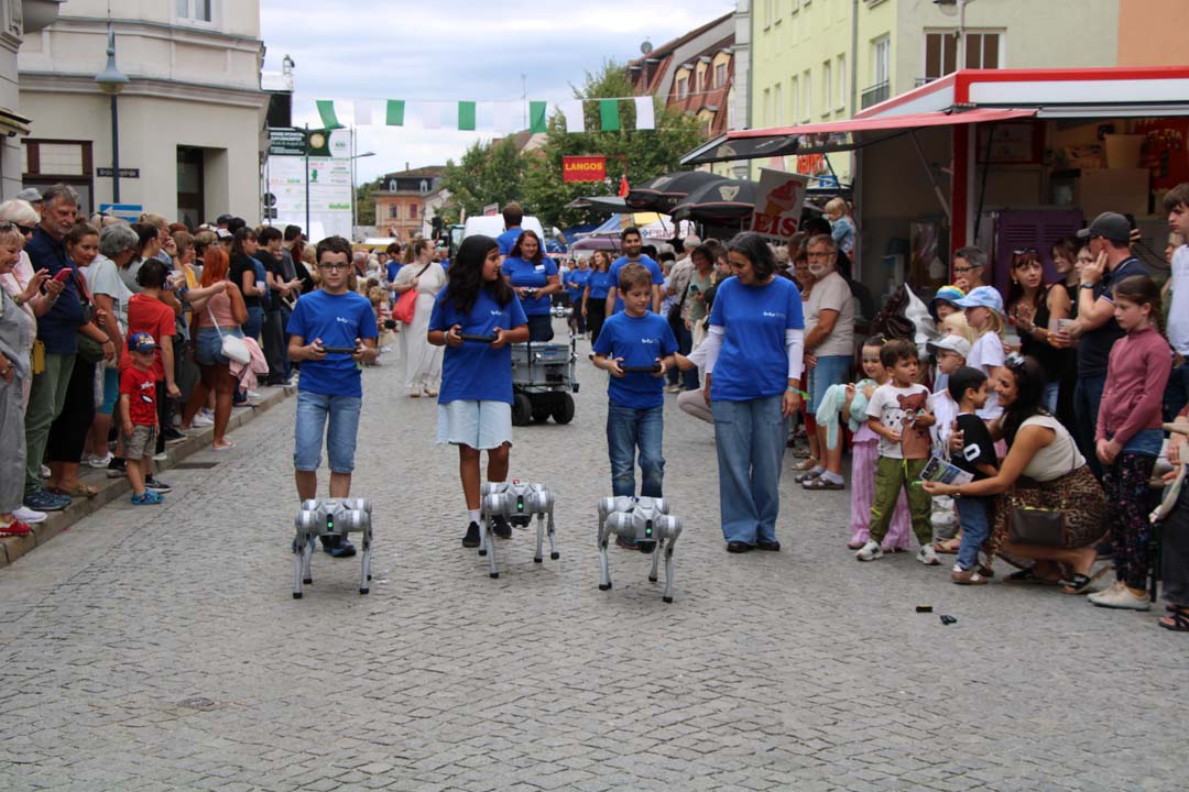 Die Ministudenten mit den Roboterhunden beim Festumzug, Foto: Dominique Franke-Sakuth