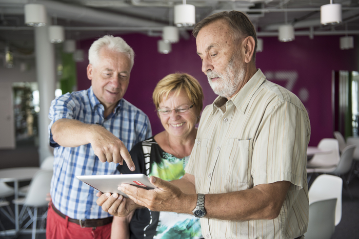 Senioren am Tablet