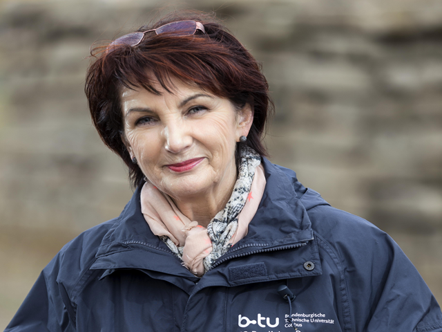 Frau Prof. Mettke mit blauer btu Regenjacke