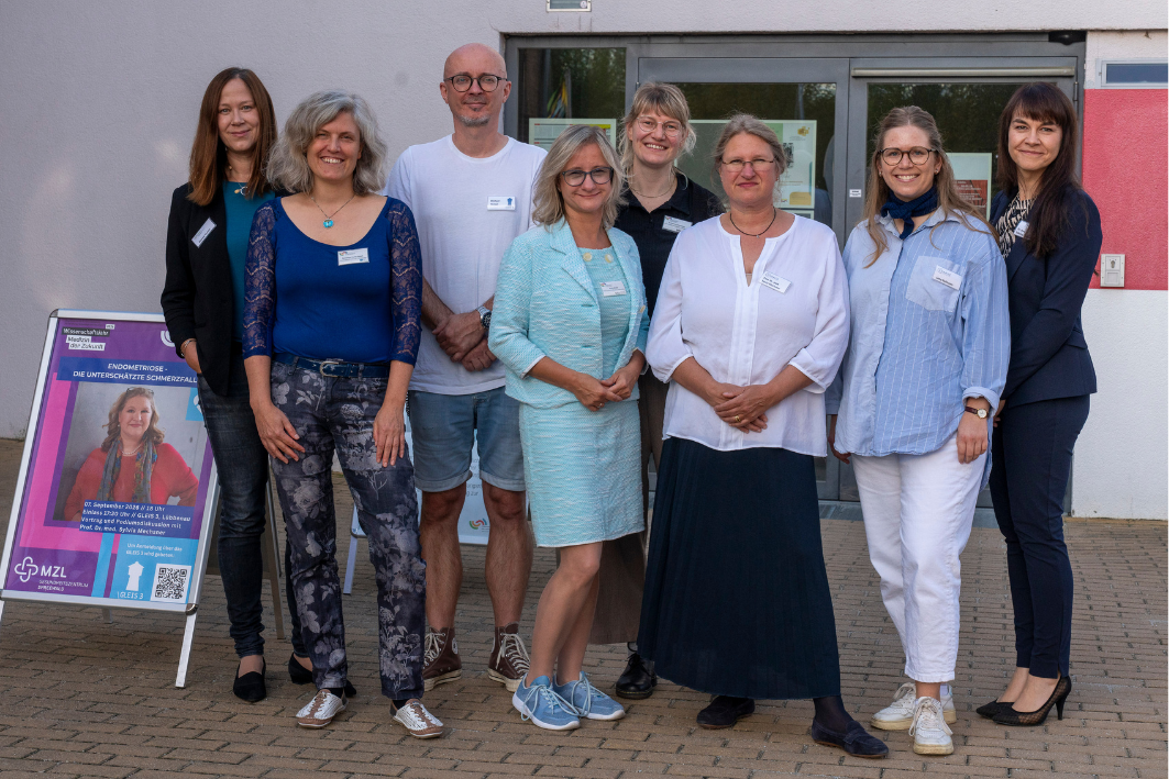 Das Organisationsteam vor dem Gleis 3